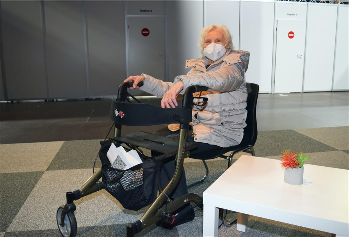 Gerda Nitschke erholt sich nach ihrer Corona-Impfung im Ruheraum des Bremerhavener Impfzentrums.