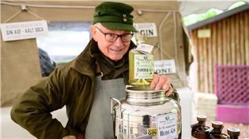Gerhard Bosselmann zeigt seinen Sommer-Gin, der unter anderem aus Heidekrautblüten besteht. 