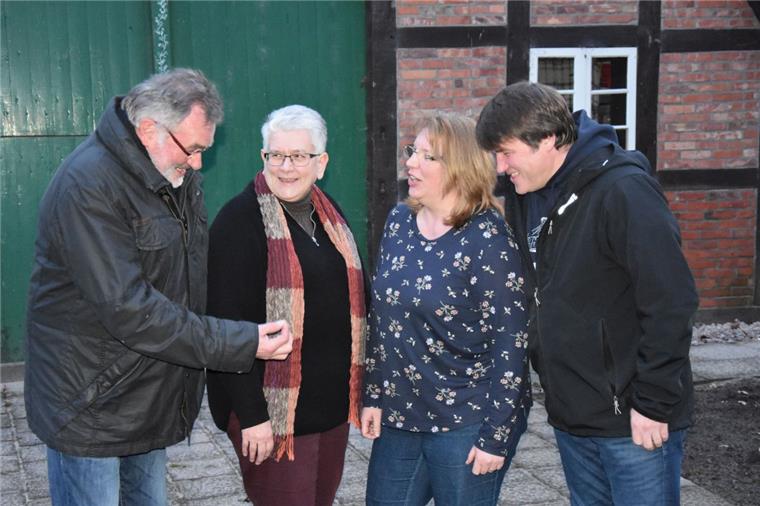 Gerhard Brunkhorst, Renate Fricke, Anke Jürs und Carsten Köhn (von links) wollen alles versuchen, um das Freilichttheater in Sittensen am Leben zu erhalten. Doch der Bühne fehlen in diesem Jahr die Mitspieler. Deshalb werden Darsteller aus der gesamten Region gesucht.
