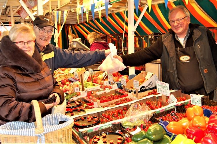 Gerhard Gonska verkauft Obst und Gemüse auf dem Wachenmarkt in Hagen.