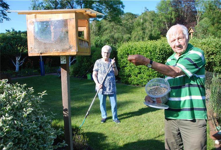 Kleingarten - Das Glück im Grünen Gerhard Otto bestückt das Vogelhäuschen auf "Parzelle 34" mit frischem Futter, seine Frau Erika hat zur Harke gegriffen.