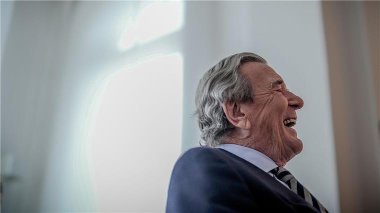 Schröder ist 80: Scholz und SPD-Spitze gratulieren Gerhard Schröder, Bundeskanzler von 1998 bis 2005, aufgenommen in seiner Kanzlei.