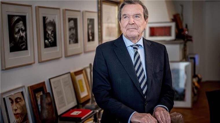 Schröder: „Immer noch in der Mitte der Sozialdemokratie“ Gerhard Schröder (SPD), Bundeskanzler von 1998 bis 2005, aufgenommen in seiner Kanzlei.