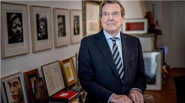 Gerhard Schröder (SPD), Bundeskanzler von 1998 bis 2005, aufgenommen in seiner Kanzlei.