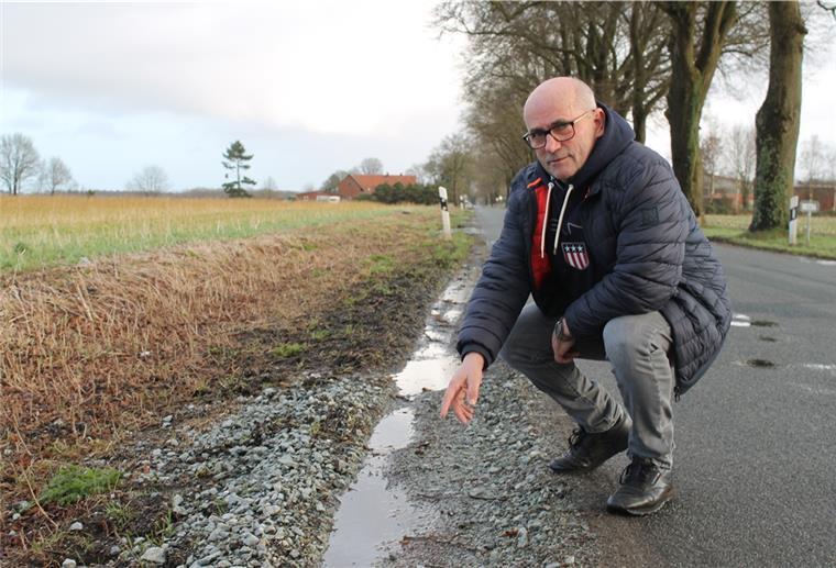 Gerhard Tienken ärgert sich über den schlechten Zustand der Seitenränder an der Kreisstraße 42 zwischen Brunshausen und Stubben.