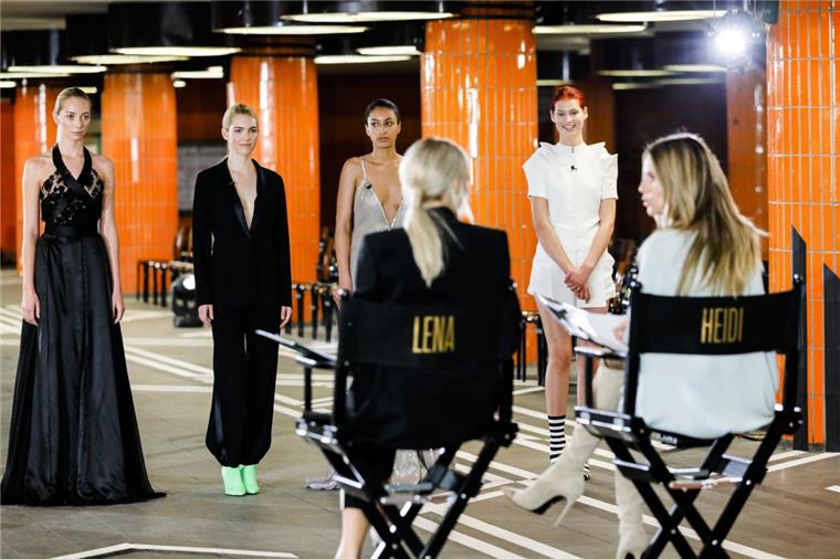 Germany's next Topmodel: Caroline aus Bremerhaven ist weiter dabei "Germany´s next Topmodel - by Heidi Klum": Maria, Caroline, Naomi und Lena werden von Lena Gercke und Heidi Klum beurteilt.