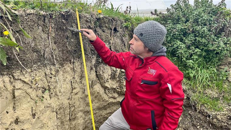 Der Boden atmet: Reportage über die Grundlage unseres Lebens Gernot Bodner ist Bodenforscher.