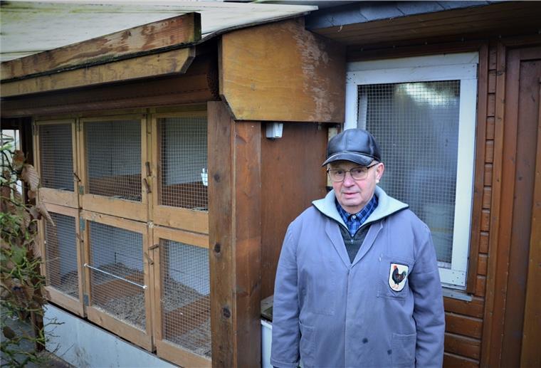 Butjadingen und Nordenham: Geflügelpest bereitet Züchtern Sorge Gerold Böker steht vor den leeren Ställen auf seinem Hof.