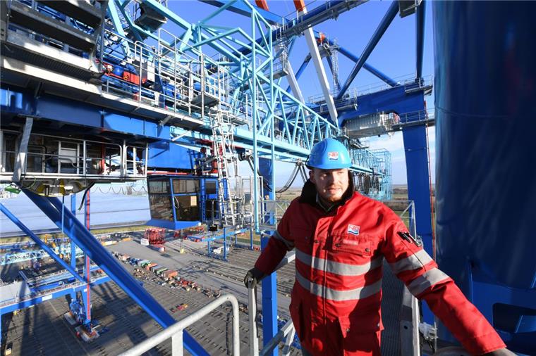 NTB baut drei neue Containerbrücken in Bremerhaven Gerold Lau überwacht für NTB den Aufbau der Containerbrücken. in Bremerhaven.