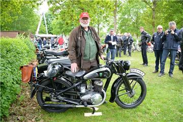 Gert Siebenberg hat das älteste Fahrzeug mitgebracht: Eine DKW-NZ von 1938.  Fot...