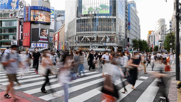 Ist das die Zukunft der Kunst auch in Hamburg? - Digital Art Museum in Tokio: Geschäftiges Treiben? Das beschreibt den Trubel auf der weltberühmten Shibuya Crossing nur unzureichend.