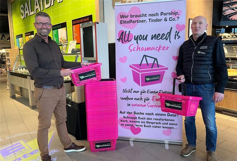 Partnersuche neu gedacht: Beim Einkaufen den Partner fürs Leben finden Geschäftsführer Marko Jungnickel und Marktleiter Jens Kaminski vor dem Aufsteller mit den pinken Einkaufskörben.