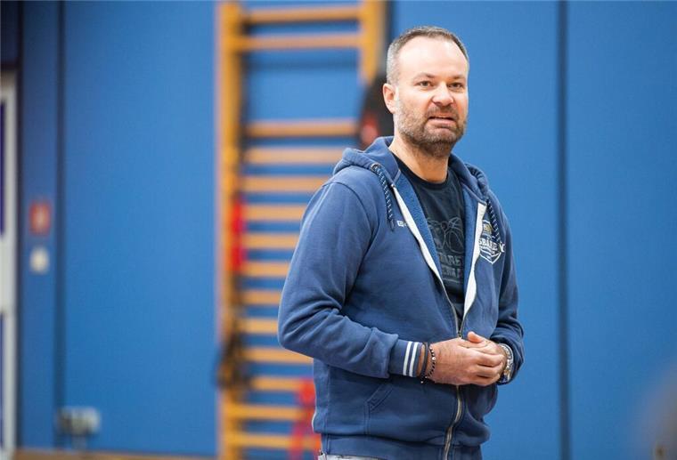 Basketball-Hammer in Bremerhaven! Eisbären-Geschäftsführer Nils Ruttmann geht Geschäftsführer Nils Ruttmann bedankte sich bei der Saisonabschlussfeier bei den Fans der Eisbären Bremerhaven für ihre Unterstützung. Der 42-Jährige wird die Eisbären bald verlassen.