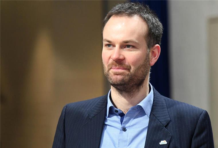 Geschäftsführer Nils Ruttmann freut sich über die Silber-Plakette für die Jugendarbeit der Eisbären Bremerhaven.