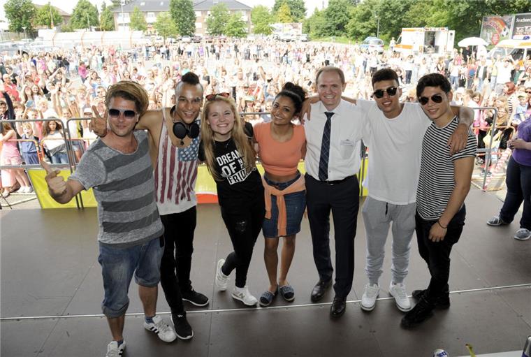 Schlange stehen für die DSDS-Stars Geschäftsleiter Waldemar Borkowski (3. von rechts) begrüßte die Top-Sechs-Kandidaten von "Deutschland sucht den Superstar" (von links): Thomas Katrozan, Prince Damien, Laura van den Elzen, Anita Wiegand, dann Igor Barbosa und Mark Hoffmann.