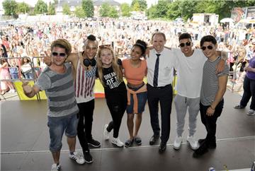 Geschäftsleiter Waldemar Borkowski (3. von rechts) begrüßte die Top-Sechs-Kandidaten von "Deutschland sucht den Superstar" (von links): Thomas Katrozan, Prince Damien, Laura van den Elzen, Anita Wiegand, dann Igor Barbosa und Mark Hoffmann.