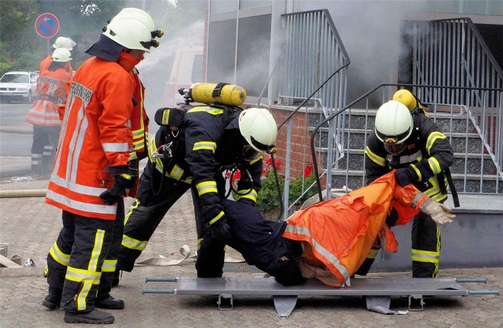 Geschafft, der "Verletzte" wurde lebend geborgen. Foto: Stehn