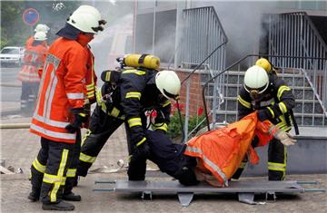 Geschafft, der "Verletzte" wurde lebend geborgen. Foto: Stehn