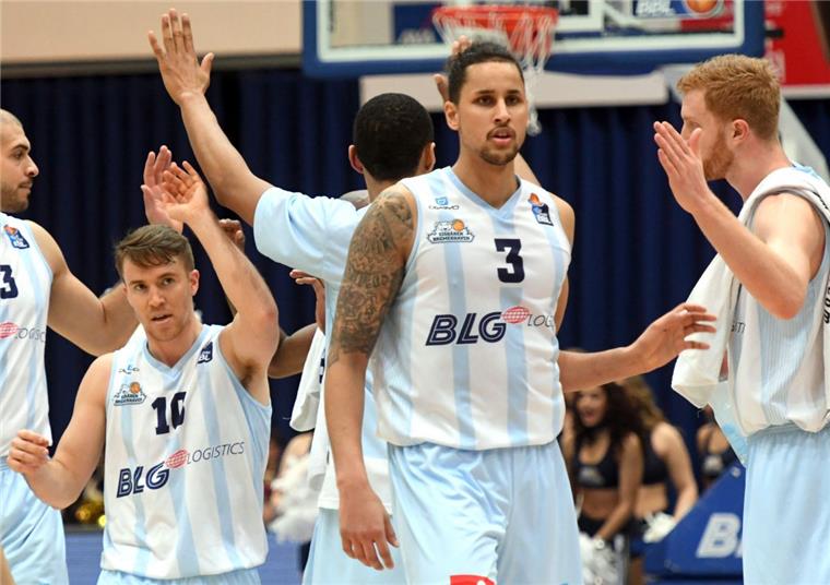 Jordan Hulls ballert die Eisbären zum Sieg gegen Braunschweig Geschafft: Die Eisbären feiern ihren Heimsieg.
