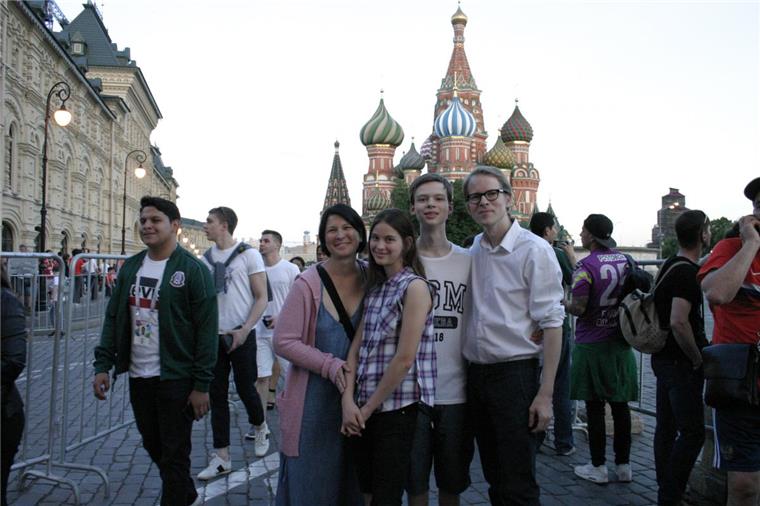 Stoteler Familie erlebt russisches Sommermärchen Gesche, Josephine, Jonathan und Frederik Klaustermeyer leben in Russland und genießen die Fußball-Weltmeisterschaft.