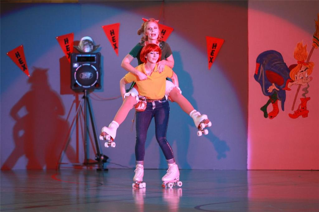Gesche Pennings (Bibi Blocksberg) und Jennifer Steinhöfel (Mutter Barbara Blocksberg) zeigen was sie auf Rollschuhen können.
