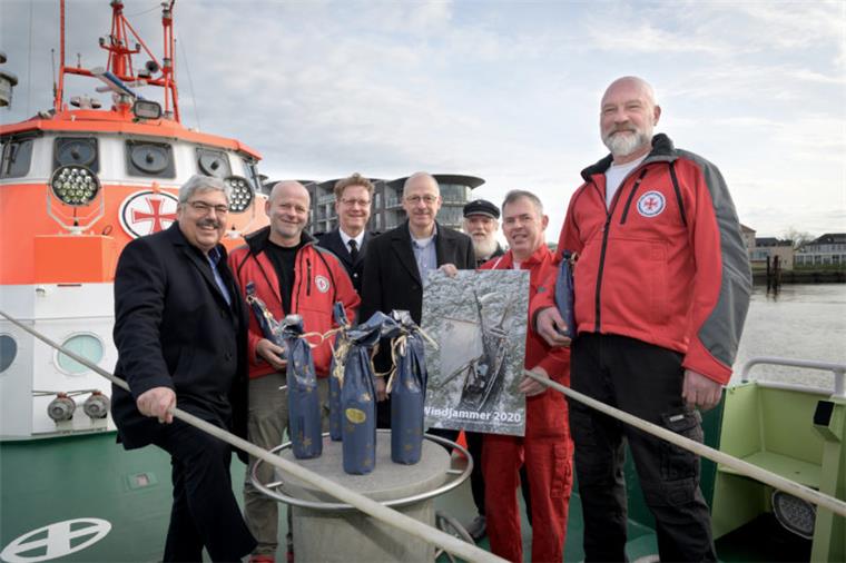 Geschenke-Übergabe auf der  "Hermann Rudolf Meyer" (von links): Oberbürgermeister Melf Grantz (SPD), Decksdienst Thomas Baumgärtel,  Olaf Jongeling, stellvertretender Amtsleiter der Feuerwehr, Stadtververordnetenvorsteher Torsten von Haaren (SPD), 3. Vormann Torsten Möllenberg, 2. Maschinist Olaf Eimert und Vormann Ulrich Fader.