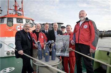 Geschenke-Übergabe auf der  "Hermann Rudolf Meyer" (von links): Oberbürgermeister Melf Grantz (SPD), Decksdienst Thomas Baumgärtel,  Olaf Jongeling, stellvertretender Amtsleiter der Feuerwehr, Stadtververordnetenvorsteher Torsten von Haaren (SPD), 3. Vormann Torsten Möllenberg, 2. Maschinist Olaf Eimert und Vormann Ulrich Fader.
