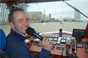 Geschichtliches und Aktuelles zum Hafen berichtet Kapitän Randy Fürst seinen Gästen bei der Hafenrundfahrt.  