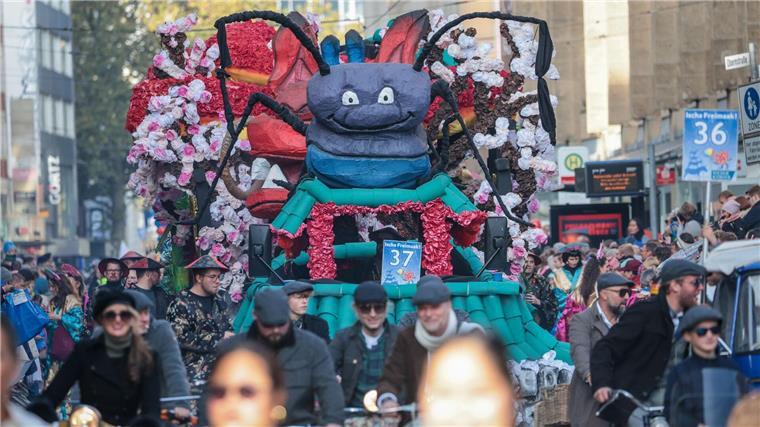 Tausende Schaulustige bei Freimarktsumzug in Bremen Geschmückte Festwagen fahren beim Freimarktsumzug in Bremen durch die Stadt.