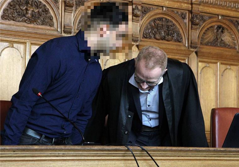 Massenschlägerei auf der Lloydstraße: Angeklagter hofft auf Entlastung durch Video Geschossen habe er, töten wollte er nicht: der 23-jährige Angeklagte (links) und sein Anwalt Jürgen Meyer.