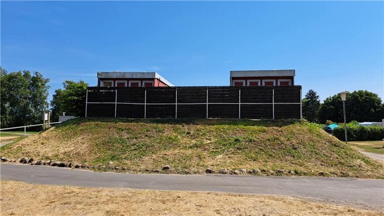 Campingplatz Sandstedt wird runderneuert: Betreiber investiert eine Million Euro Geschützt vor Hochwasser: Die sanitären Anlagen stehen auf einem Wall. Sie sollen im nächsten Jahr erneuert werden.
