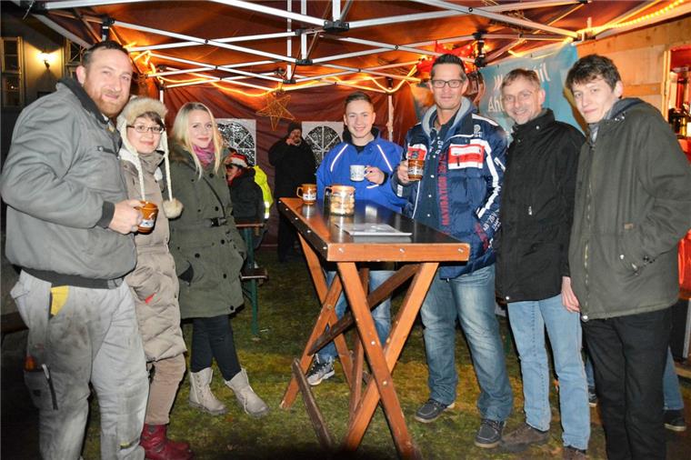 Bildergalerie: So schön war der Beerster Weihnachtsmarkt Geselliges Beisammensein in gemütlicher Atmosphäre: Die Besucher plauschten bei einem Glühwein auf dem Weihnachtsmarkt in Bad Bederkesa. Foto Scheiter