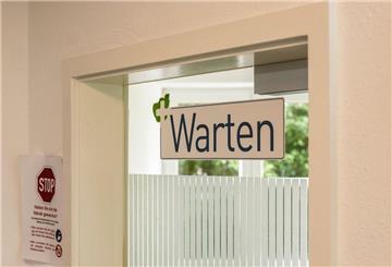 Gesetzlich Versicherte warten oft länger auf Arzttermine. Patientenschützer werfen Ärzten und Politikern mangelnde Transparenz vor.