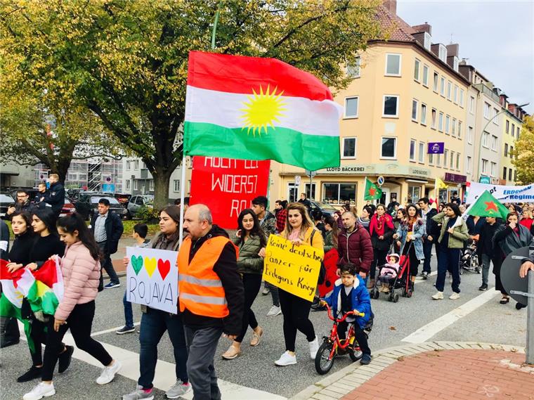 Friedliche Demo: Kurdisch-Deutscher Verein fordert Ende der Türkei-Invasion Gesichert von einem großen Polizeieinsatz haben rund 140 Mitglieder des Kurdisch-Deutschen Gemeinschaftsvereins am Sonnabend für das Ende der türkischen Invasion in Syrien demonstriert. Der Zug bewegte sich vom Ernst-Reuter-Platz über die Lloydstraße (Foto) bis zur Großen Kirche. Befreundete Vereine wie Dialog und Bündnis gegen Rechts haben sich angeschlossen. Foto: Schwan