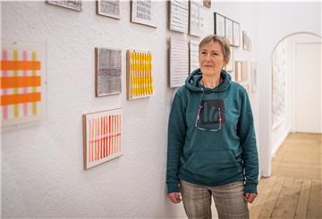 Gesine Peterson hat für ihre Ausstellung in der Galerie 149 eine Wand in ihrem Atelier nachgestellt. Foto: Hartmann