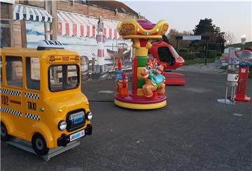 Gespenstische Szenen in Tossens am Deich. Niemand ist da, die wenigen Dauercamper haben sich in ihre Wohnwagen zurückgezogen – nur die Spielgeräte blinken und lärmen, wenn man sich ihnen nähert.