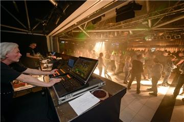 Gespielt wurde die Musik der 70er, 80er und 90er. Foto: Schimanke
