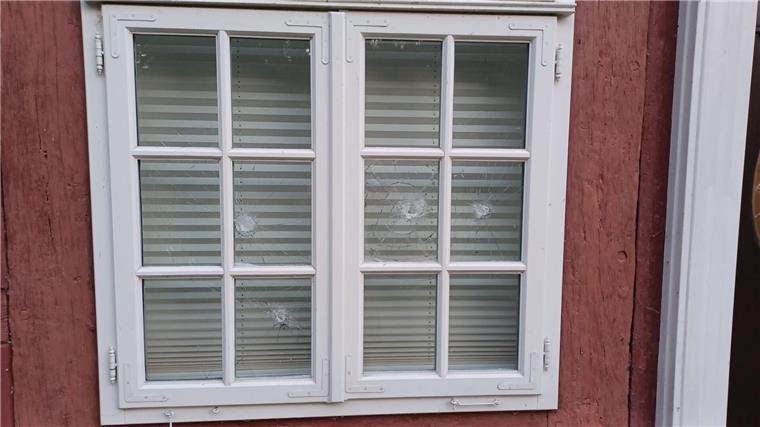 Vandalismus an jüdischer Gedenkstätte Gesplitterte Fensterscheiben sind an einem Gebäude der Stiftung niedersächsischer Gedenkstätten zu sehen.
