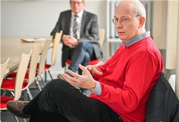 Gespräch mit Abstand für ein enges Netzwerk: Thorsten Raschen und Sönke Allers.