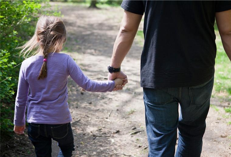 So können Eltern Kindern bei Zukunftsängsten helfen Gespräche und Sprachspiele zum Perspektivwechsel können helfen, Kindern Zukunftsängste zu nehmen.