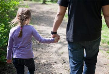 Gespräche und Sprachspiele zum Perspektivwechsel können helfen, Kindern Zukunftsängste zu nehmen.