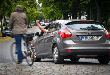 Gestellte Szene in der Goethestraße: Die Polizei will mit der SÜS-Aktion seit 18 Monaten der Rücksichtslosigkeit im Straßenverkehr entgegenwirken.