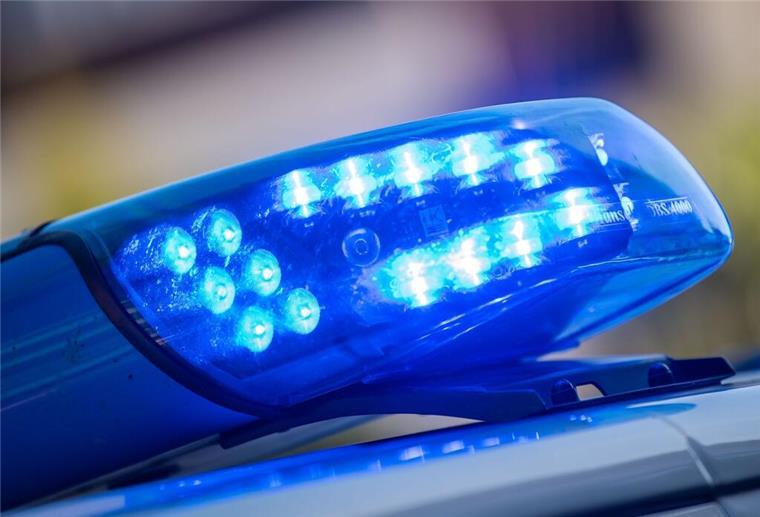 Bremen: 23-Jähriger hantiert in der Straßenbahn mit einer Waffe Ein Blaulicht auf dem Dach eines Polizeifahrzeugs.