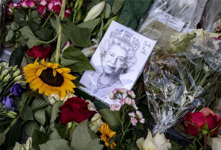 Zum 100. Geburtstag noch ein Telegramm der verstorbenen Queen Ein gezeichnetes Schwarz-weiß-Bild der Queen zwischen Blumen.