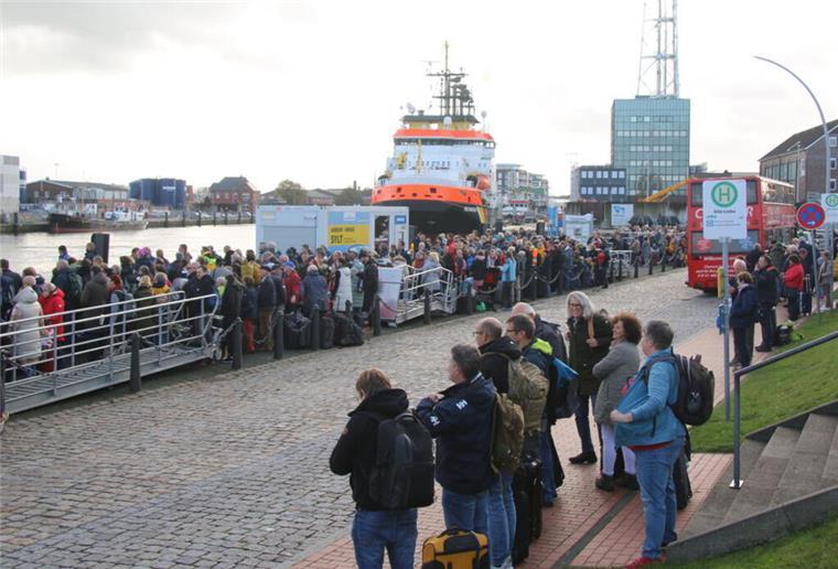 Defekt stoppt Helgoland-Fähre: 600 Fahrgäste strandeten Montag in Cuxhaven Gestrandet: Über 500 Schiffsreisende warteten rund zwei Stunden am Pier bei der Alten Liebe am Montagnachmittag auf die „Fair Lady", die sie dann doch noch zur Hochseeinsel Helgoland brachte.
