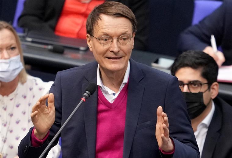 Lauterbach: Müssen über Impfpflicht nachdenken Karl Lauterbach (SPD), Gesundheitsexperte, spricht der Sitzung des Bundestags.
