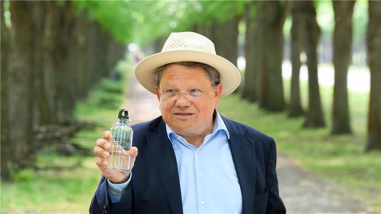 Gesundheitsminister Andreas Philippi macht es vor: Auch ein Hut kann bei Hitze helfen.
