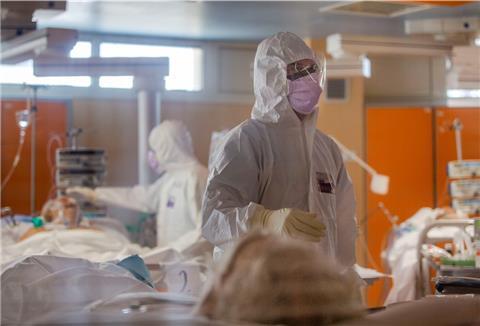 Gesundheitspersonal auf der der Intensivstation der Klinik Casalpalocco am Rande von Rom.