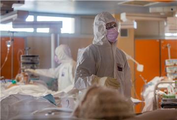 Gesundheitspersonal auf der der Intensivstation der Klinik Casalpalocco am Rande von Rom.