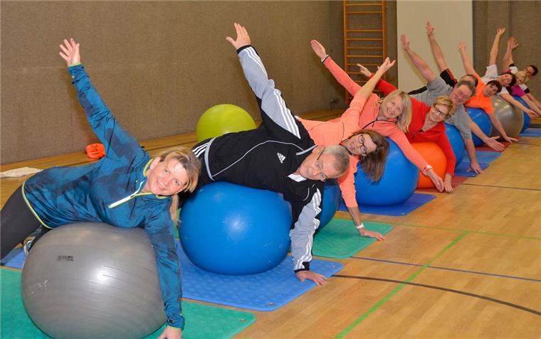 Gesundheitssport - vom Hobby zum Beruf Gesundheitstrainerin Tanja Martens (vorne links) schafft es beim TSV Mulsum, Training und Spaß für alle Teilnehmer zu kombinieren. Foto Ulich